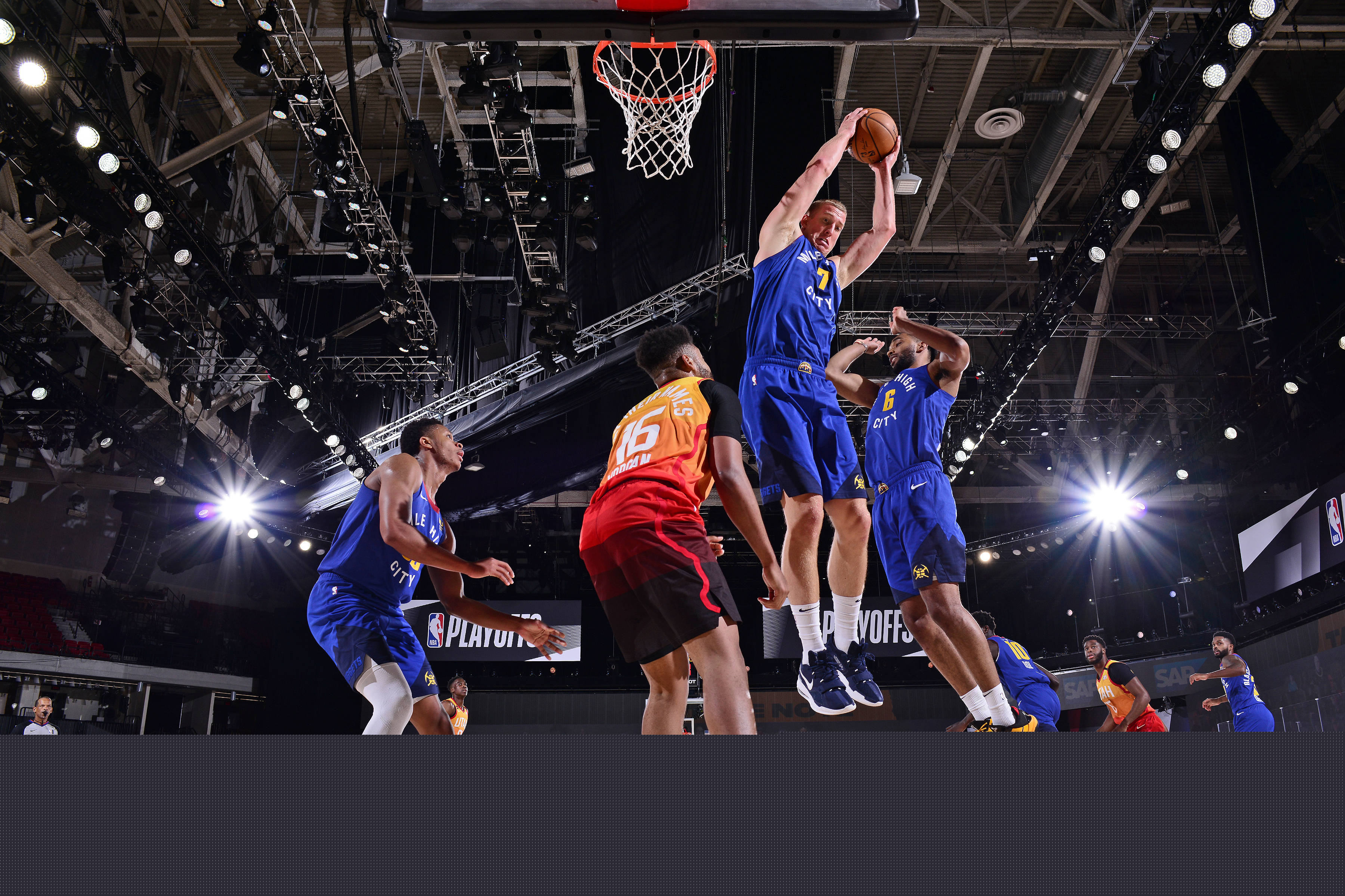 王建民在 2009 年接受肩关节囊手术，这也被视为他职业生涯中最艰难的一次挑战